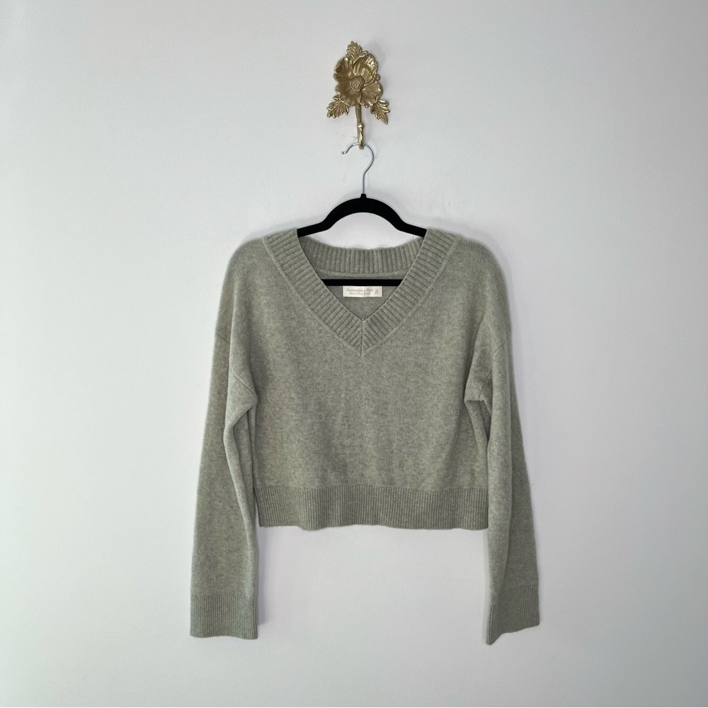Abercrombie & Fitch Light Gray V-Neck Sweater